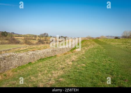Die Hadrianmauer, auch als römische Mauer bekannt, ist eine ehemalige Verteidigungsfestung der römischen Provinz Britannien, die 122 n. Chr. unter der Herrschaft von begann Stockfoto