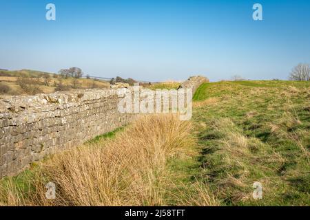 Die Hadrianmauer, auch als römische Mauer bekannt, ist eine ehemalige Verteidigungsfestung der römischen Provinz Britannien, die 122 n. Chr. unter der Herrschaft von begann Stockfoto