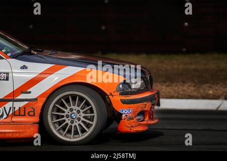 10-04-2022 Riga, Lettland Sportwagenraddriften. Verschwommenes Bild Diffusion Rennen Drift Auto mit viel Rauch von brennenden Reifen auf der Rennstrecke. Spor Stockfoto