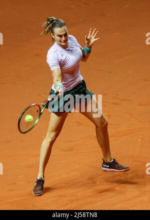 Stuttgart, 21.. April 2022. Tennisspielerin Aryna Sabalenka beim Porsche Tennis Grand Prix 2022 in Stuttgart am Donnerstag, 21. April 2022 in Aktion © Jürgen Hasenkopf / Alamy Live News Stockfoto