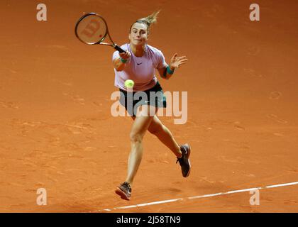 Stuttgart, 21.. April 2022. Tennisspielerin Aryna Sabalenka beim Porsche Tennis Grand Prix 2022 in Stuttgart am Donnerstag, 21. April 2022 in Aktion © Jürgen Hasenkopf / Alamy Live News Stockfoto