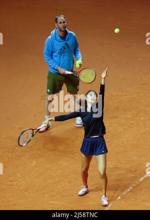 Stuttgart, 21.. April 2022. Die britische Tennisspielerin Emma Raducanu trainiert mit Trainer Torben Beltz beim Porsche Tennis Grand Prix 2022 in Stuttgart am Donnerstag, 21. April 2022 © Jürgen Hasenkopf / Alamy Live News Stockfoto