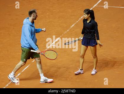 Stuttgart, 21.. April 2022. Die britische Tennisspielerin Emma Raducanu trainiert mit Trainer Torben Beltz beim Porsche Tennis Grand Prix 2022 in Stuttgart am Donnerstag, 21. April 2022 © Jürgen Hasenkopf / Alamy Live News Stockfoto