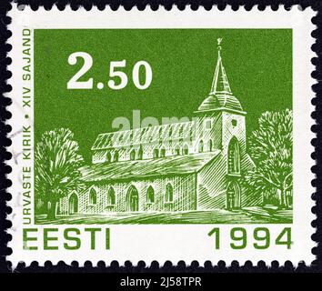 ESTLAND - UM 1994: Eine in Estland gedruckte Briefmarke aus der Weihnachts-Ausgabe zeigt die Kirche von Urvaste, um 1994. Stockfoto