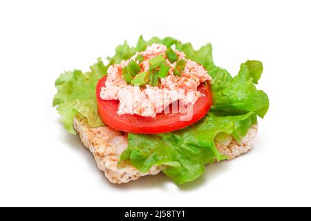 Reiskuchen-Sandwich mit Tomaten, Salat, Fischcreme und grünen Zwiebeln - isoliert auf Weiß. Einfaches Frühstück. Diät-Essen. Schnelle und gesunde Sandwiches. Knäckebrot mit leckerer Füllung - Isolation Stockfoto