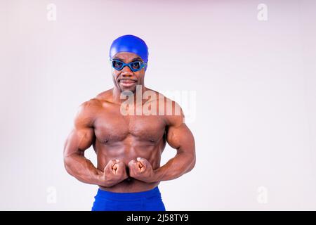 afro latin Mixed Race Mann Schwimmer immer bereit, schwimmen isoliert auf weißem Hintergrund im Studio Stockfoto