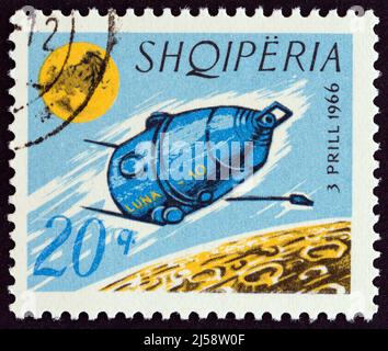 ALBANIEN - UM 1966: Eine in Albanien gedruckte Briefmarke aus der 'Luna 10'-Ausgabe zeigt Luna 10, um 1966. Stockfoto