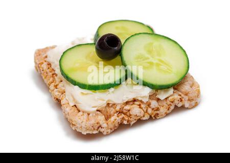 Reiskuchen-Sandwich mit frischer Gurke, Frischkäse und Oliven - isoliert auf Weiß. Einfaches Frühstück. Schnelle und gesunde Sandwiches. Knäckebrot mit leckerer Füllung. Gesunde Ernährung Snack - Isolation Stockfoto