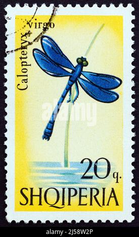 ALBANIEN - UM 1966: Eine in Albanien gedruckte Marke aus der Ausgabe 'Schmetterlinge und Fliegen' zeigt die wunderschöne demoiselle (Calopteryx virgo)-Damselfliege Stockfoto