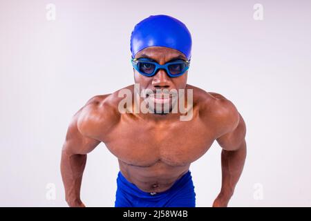 afro latin Mixed Race Mann Schwimmer immer bereit, schwimmen isoliert auf weißem Hintergrund im Studio Stockfoto