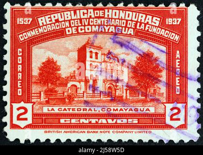 HONDURAS - UM 1937: Eine in Honduras gedruckte Briefmarke aus der Ausgabe '400. Jahrestag der Comayagua' zeigt die Kathedrale von Comayagua, um 1937. Stockfoto