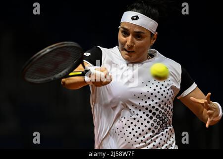 Stuttgart, Deutschland. 21. April 2022. Tennis: WTA Tour - Stuttgart, Singles, Damen, 16. Runde. Jabeur (Tunesien) - Kasatkina (Russland). Ons Jabeur in Aktion. Quelle: Christian Kaspar-Bartke/dpa/Alamy Live News Stockfoto