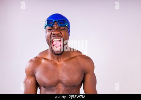 afro latin Mixed Race Mann Schwimmer immer bereit, schwimmen isoliert auf weißem Hintergrund im Studio Stockfoto