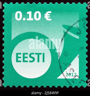 ESTLAND - UM 2012: Eine in Estland gedruckte Briefmarke zeigt Post Horn, um 2012. Stockfoto