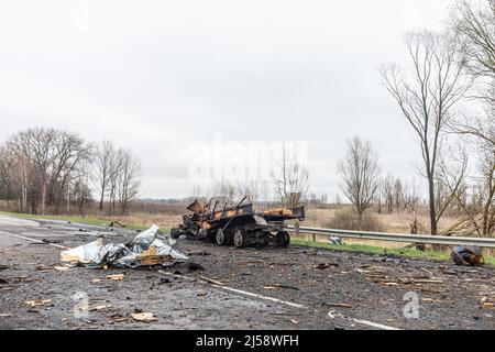 Krieg in der Ukraine. Ausgebrannte Autos am Straßenrand. Die Spuren der Invasion der russischen Armee in der Ukraine auf der Autobahn in der Nähe von Tschernigow. Stockfoto