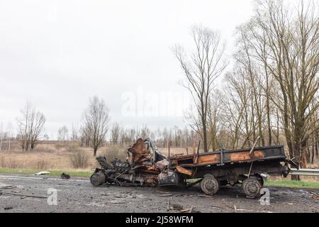 Krieg in der Ukraine. Ausgebrannte Autos am Straßenrand. Die Spuren der Invasion der russischen Armee in der Ukraine auf der Autobahn in der Nähe von Tschernigow. Stockfoto