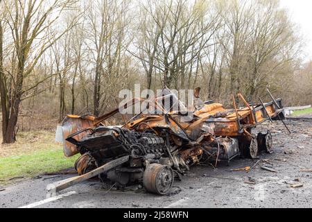 Krieg in der Ukraine. Ausgebrannte Autos am Straßenrand. Die Spuren der Invasion der russischen Armee in der Ukraine auf der Autobahn in der Nähe von Tschernigow. Stockfoto