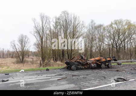 Krieg in der Ukraine. Ausgebrannte Autos am Straßenrand. Die Spuren der Invasion der russischen Armee in der Ukraine auf der Autobahn in der Nähe von Tschernigow. Stockfoto