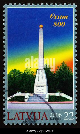 LETTLAND - UM 2006: Eine in Lettland gedruckte Briefmarke aus der Ausgabe '800. Anniversary of Cesis' zeigt das Siegedenkmal, Stadt Cesis, um 2006. Stockfoto