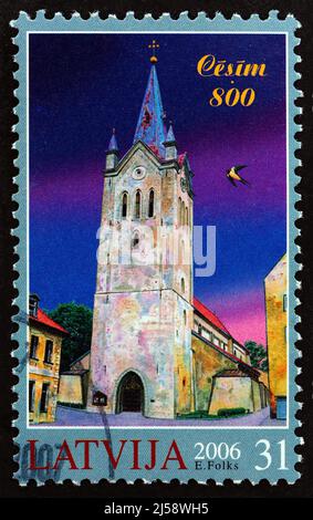 LETTLAND - UM 2006: Eine in Lettland gedruckte Briefmarke aus der Ausgabe '800. Anniversary of Cesis' zeigt die Johanniskirche, Stadt Cesis, um 2006. Stockfoto