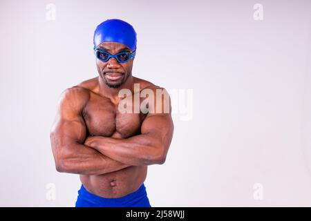 afro latin Mixed Race Mann Schwimmer immer bereit, schwimmen isoliert auf weißem Hintergrund im Studio Stockfoto