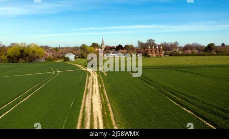 Niedriger Luftblick über die Felder in Richtung des Dorfes Ickham, Kent Stockfoto