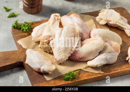 Roh Bio geschnitten Chicken Wings bereit zum Kochen Stockfoto