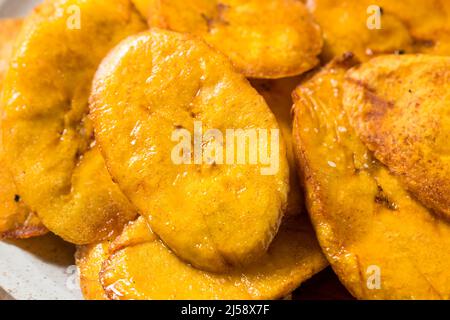 Hausgemachte tiefgebratene Kochbananen mit Salz und Pfeffer Stockfoto