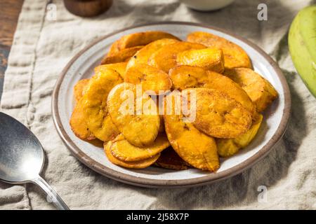 Hausgemachte tiefgebratene Kochbananen mit Salz und Pfeffer Stockfoto