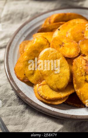 Hausgemachte tiefgebratene Kochbananen mit Salz und Pfeffer Stockfoto