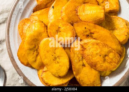 Hausgemachte tiefgebratene Kochbananen mit Salz und Pfeffer Stockfoto