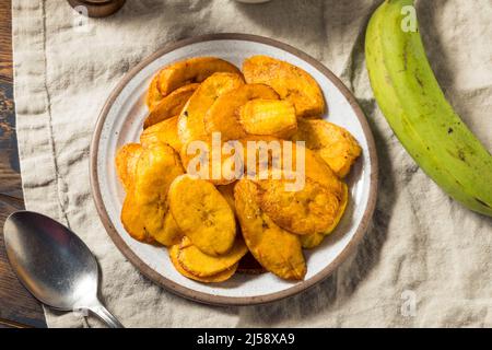 Hausgemachte tiefgebratene Kochbananen mit Salz und Pfeffer Stockfoto