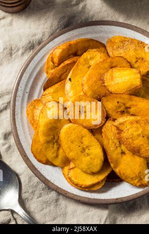 Hausgemachte tiefgebratene Kochbananen mit Salz und Pfeffer Stockfoto