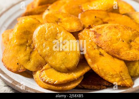 Hausgemachte tiefgebratene Kochbananen mit Salz und Pfeffer Stockfoto