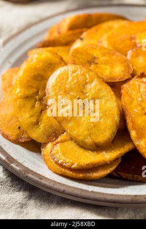 Hausgemachte tiefgebratene Kochbananen mit Salz und Pfeffer Stockfoto