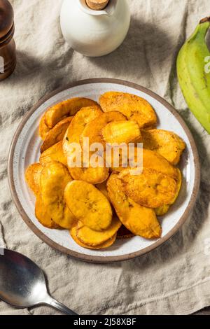 Hausgemachte tiefgebratene Kochbananen mit Salz und Pfeffer Stockfoto