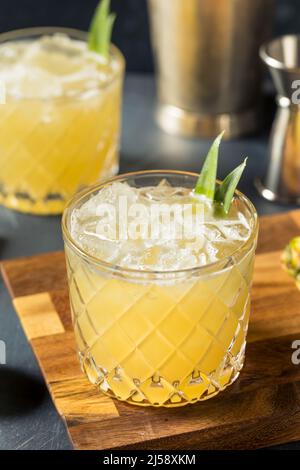 Hausgemachte, mit Limette und Tequila gartige Ananas-Margarita Stockfoto