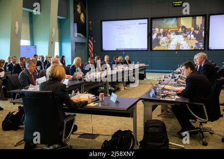 Die NASA SpaceX Crew-4 Flight Readiness Review findet am Freitag, den 15. April 2022, im Kennedy Space Center in Cape Canaveral, Florida, statt. Die Mission soll am Samstag, den 23. April 2022, um 5:26 Uhr EDT vom Launch Complex 39A des Weltraumhafens Florida starten. Die NASA-Astronauten Kjell Lindgren, Bob Hines und Jessica Watkins sowie die Astronautin der Europäischen Weltraumorganisation Samantha Cristoforetti werden an Bord des Crew Dragon von SpaceX mit der Falcon 9-Rakete des Unternehmens zur Station fliegen. Foto von Kim Shiflett/NASA Quelle: UPI/Alamy Live News Stockfoto