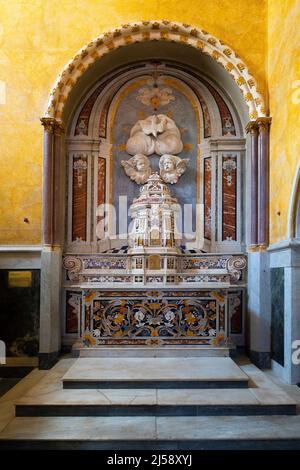 Der Marmoraltar in der Kathedrale von S. Maria Assunta, Altamura, Apulien, Italien. Stockfoto