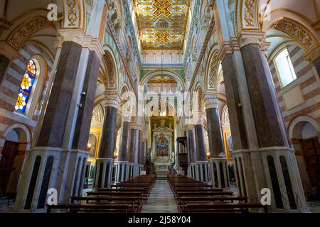 Mittelschiff in der Kathedrale Santa Maria Assunta in Altamura. Apulien, Italien. Stockfoto