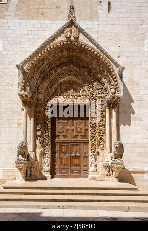 Tür der Kathedrale von S. Maria Assunta, Altamura, Apulien, Italien. Stockfoto