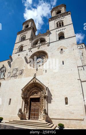 Westfassade der Kathedrale von S. Maria Assunta, Altamura, Apulien, Italien. Stockfoto