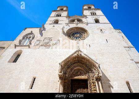 Westfassade der Kathedrale von S. Maria Assunta, Altamura, Apulien, Italien. Stockfoto