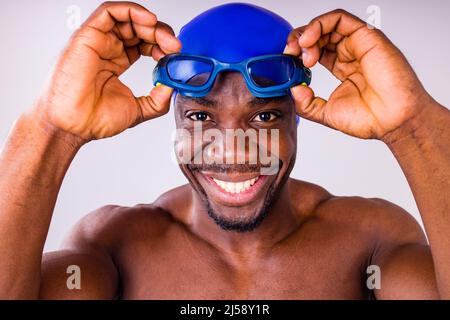 afro latin Mixed Race Mann Schwimmer immer bereit, schwimmen isoliert auf weißem Hintergrund im Studio Stockfoto