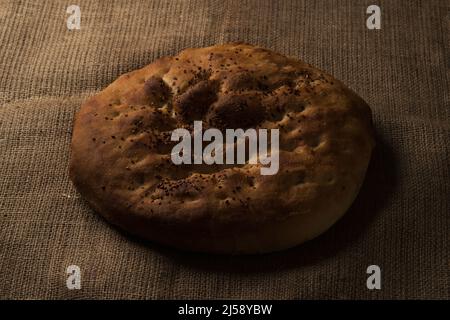 Draufsicht auf ein Ramadan-Pita-Brot auf Jute-Hintergrund. Stockfoto