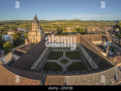 Frankreich. Saone-et-Loire (71) Luftaufnahme der Benediktinerabtei von Cluny. Im Jahr 1798 wurde die Abtei und ihre Kirche als nationales Eigentum verkauft Stockfoto