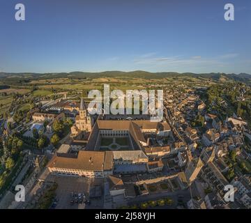 Saone-et-Loire (71) Luftaufnahme der Benediktinerabtei von Cluny. Im Jahr 1798 wurde die Abtei als nationales Eigentum verkauft, und ihre Kirche wurde fast zerstört Stockfoto