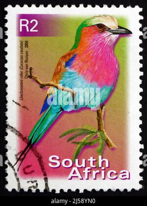 SÜDAFRIKA - UM 2000: Eine in Südafrika gedruckte Briefmarke zeigt Lilac-breasted Roller, Coracias Caudatus, Bird, um 2000 Stockfoto