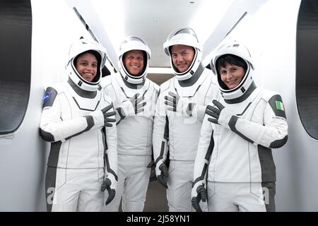 Crew-4-Astronauten, von links, Jessica Watson, Bob Hines, Kjell Lindgren und Samantha Cristoforetti posieren vor SpaceX's Crew Dragon, von der Crew-4-Crew unter dem Namen Freedom, während einer Generalprobe im Kennedy Space Center in Cape Canaveral, Florida, am Mittwoch, den 20. April 2022. Crew-4 wird die Astronauten im Rahmen des Commercial Crew Program der NASA zur Internationalen Raumstation bringen. Der Start vom Launch Complex 39A bei Kennedy ist für Samstag, den 23. April 2022, um 5:26 Uhr EDT geplant. Foto von SpaceX/NASA Quelle: UPI/Alamy Live News Stockfoto