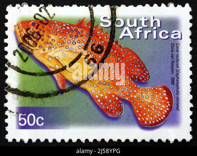 SÜDAFRIKA - UM 2000: Eine in Südafrika gedruckte Marke zeigt Coral Rockcod, Cephalopholis miniata, Marine Fish, um 2000 Stockfoto